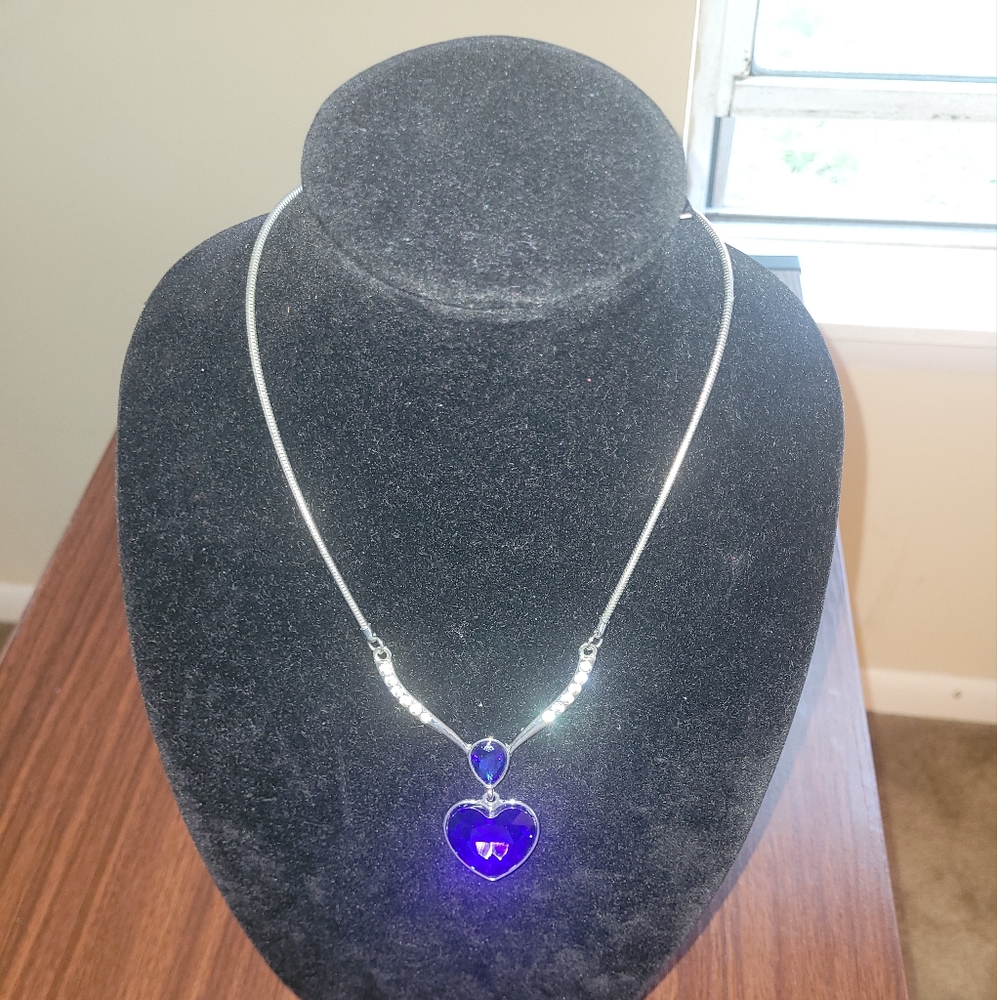 Elegant Blue Heart Pendant Necklace